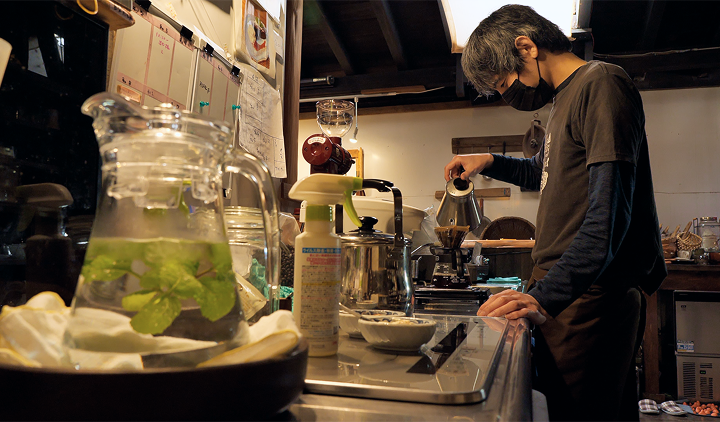 創-HAJIME-cafe調理している光景