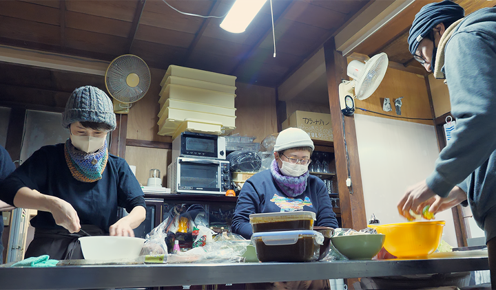 創-HAJIME-cafe調理している光景